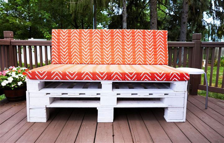Make a Comfortable Pallet Couch