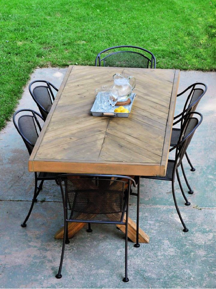 Easy DIY Outdoor Herringbone Table