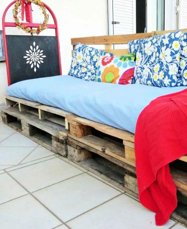 How to Make a Pallet Couch at Home
